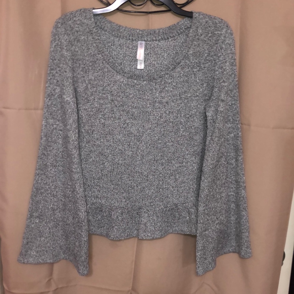 XS Soft Grey ruffle bottom sweater by Gilligan & O’Malley